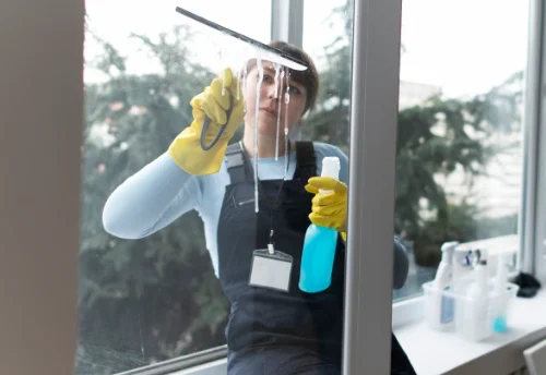 Nettoyage de vitres intérieures et extérieures à Montravers